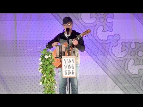 Yann Song King , der patriotische Liedermacher