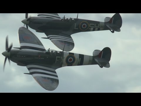 Biggin Hill FESTIVAL OF FLIGHT 2015: Spitfire duo CLOSE FORMATION