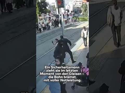 SEKUNDEN VOR DEM TOD: Sicherheitsmann rettet Frau vor Straßenbahn in Türkei #shorts