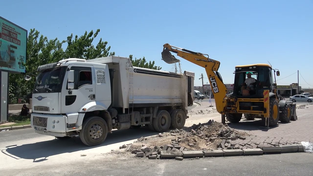 BÜYÜKŞEHİR'İN DEV ULAŞIM PROJESİNDE İLK KAZMA VURULDU