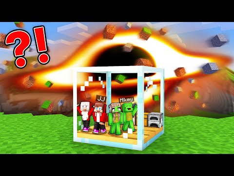 BLACK HOLE vs. Mikey Family & JJ Family Doomsday GLASS Bunker - Minecraft (Maizen)