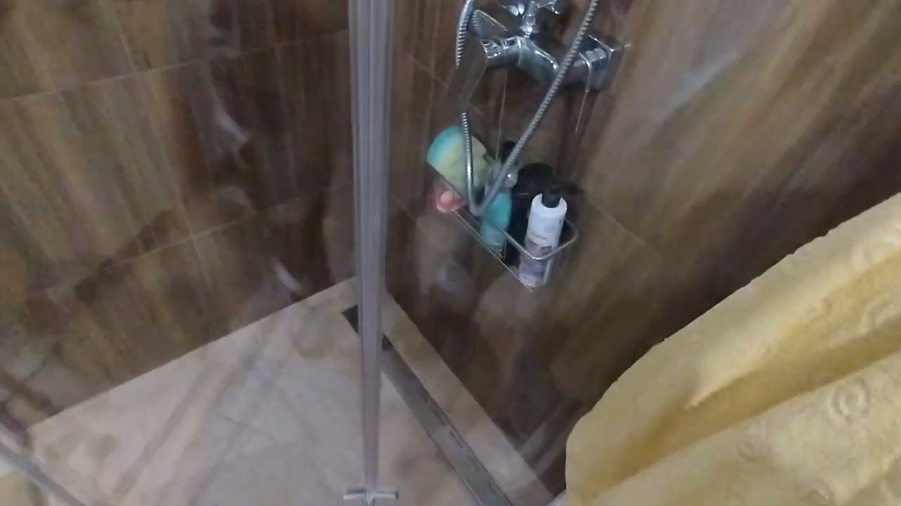 Łazienka z składaną kabiną prysznicową.