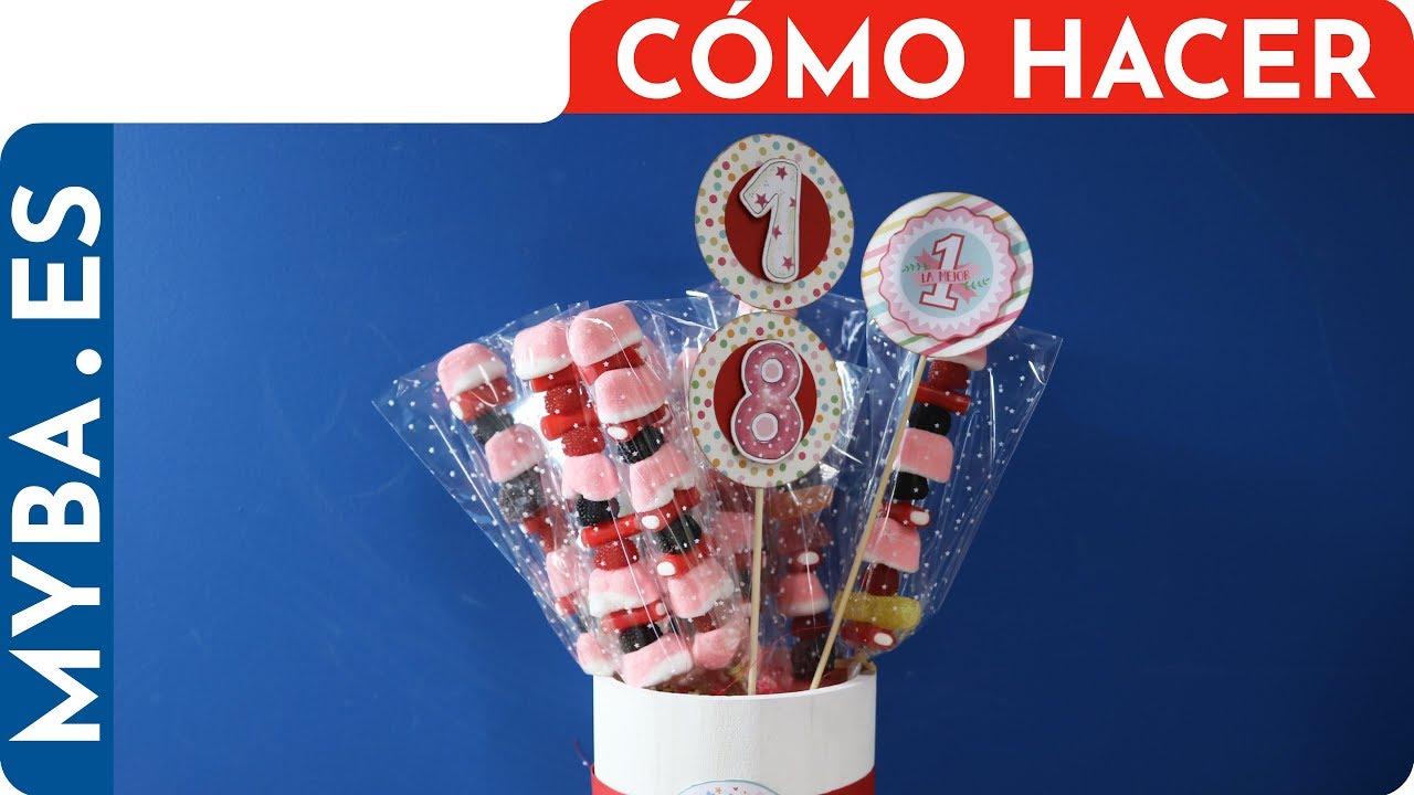 Brochetas de chuches DIY con expositor decorado para cumpleaños. Decoración candy bar, mesa dulce.