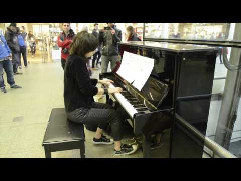 playing Candle in the wind in St. Pancras Station, London on Elton Johns piano
