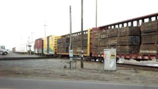 preview picture of video 'UP Manifest at Fresno-Calwa Crossing'