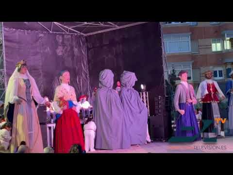 La comparsa de Noáin-Valle de Elortz da la bienvenida a sus nuevos gigantes Ángela y Miguel