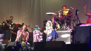 SWV, Pharrell & The Roots performing "Right Here" and Pharrell & The Roots performing "Happy"