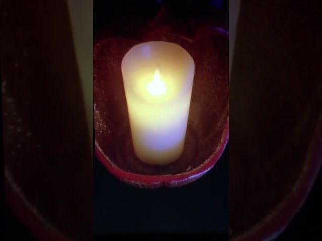 Vídeo relacionado con goobay Vela LED de cera real blanca, 7,5x12,5cm, luz cálida (2700K), con mecha 3D, decoración con estilo, iluminación segura y elegante, temporizador de 6h, a pilas, 77775