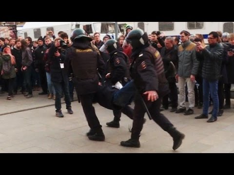 Protesters clash with Russian police