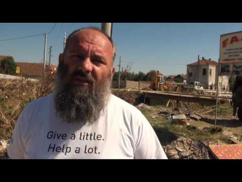 Hoxhë Bekir Halimi bashk me djalin e tij me lopatë në Hasanbeg pas vërshimeve