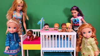 Babysitting ! Elsa & Anna toddlers help Barbie