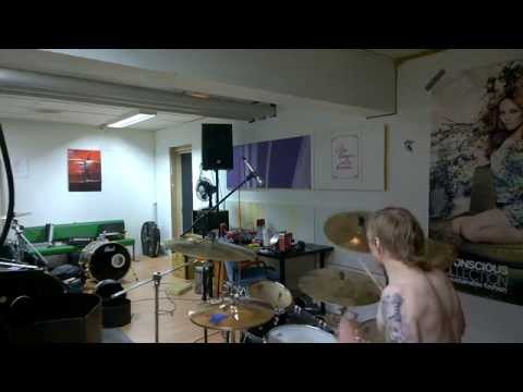 Rolf Pilve abusing the drums pt.1
