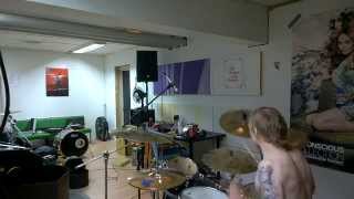 Rolf Pilve abusing the drums pt.1