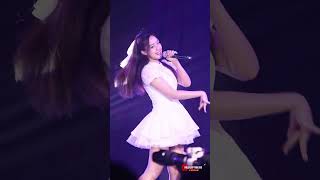 Download lagu Ni The Glass Girls 'Let’s go, Girls!' 4K Fancam | Praewproud & Whanwhan Graduation Ceremony 260301 mp3