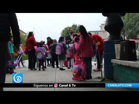 Video: En medio de la polémica por libros de texto, más de 24 millones de estudiantes regresan a clases