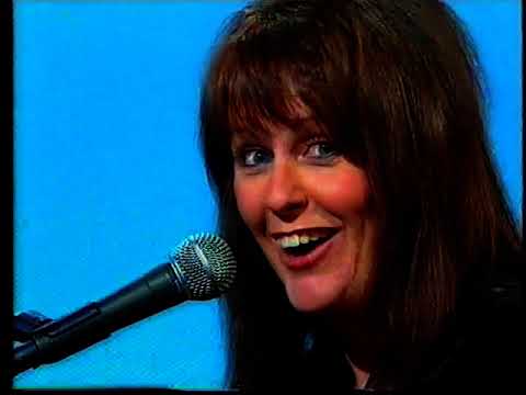 KATE ROBBINS - "PEBBLE MILL" Interview & Victoria Wood Bond Singalong!