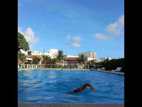 Fazendo 100 m de natação  em menos de 2 minutos. Aproximadamente 1'40" numa piscina  de 25m.