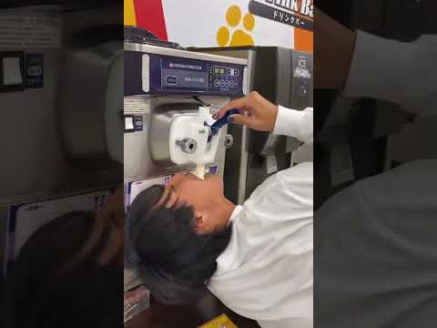 【バカッター】カラオケ・まねきねこ・ソフトクリームを直に食べる男