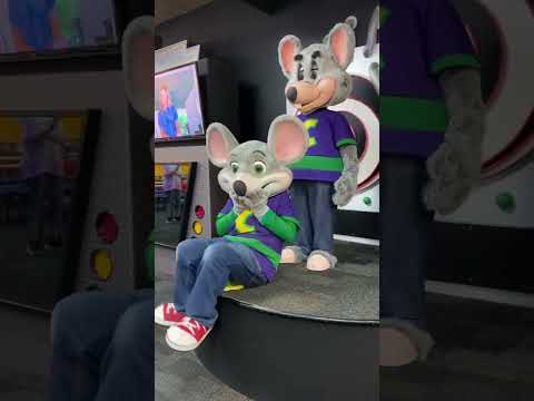 Chuck E. Cheese cuts the cheese 🧀 💨 fart whoopee cushion prank Mays Landing NJ 2023 #chuckecheese