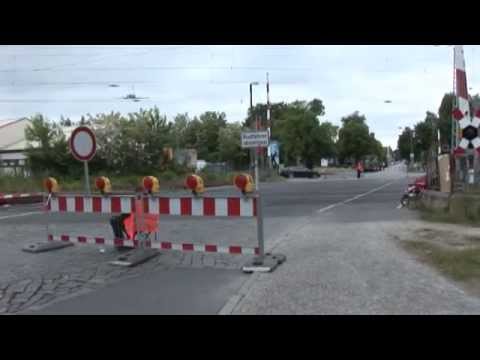 Gesperrt: Bahnübergang in Hoyerswerda - ELSTERWELLE