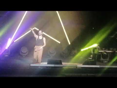 Camilo bailando con su madre