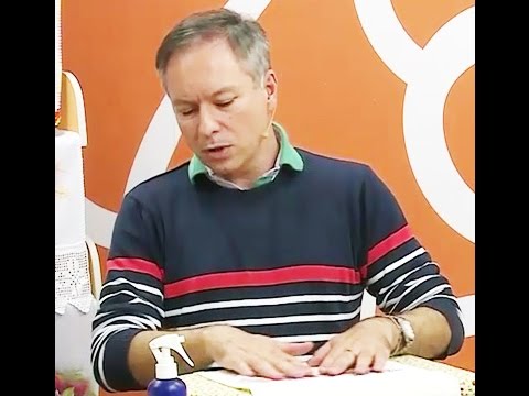 Hand towel with roses and arabesques by Luis Moreira | Craft Showcase on TV