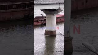 В Николаеве рабочие в ходе ремонта выбрасывают мусор с Варваровского моста просто в реку (видео)