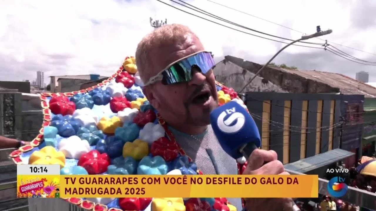 Galo da Madrugada arrasta foliões pelas ruas do Recife