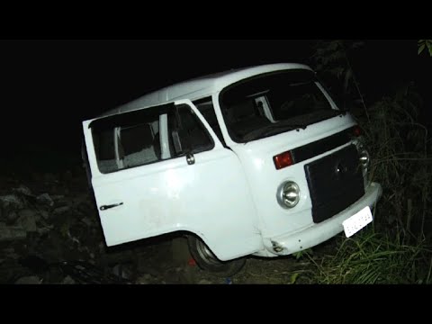 Quadrilha rouba casa e bate kombi durante fuga da polícia