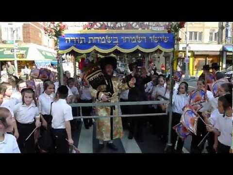 Skver Day Camp BP Played the cutest Hachnosas Sefer Torah in the Streets of Borough Park
