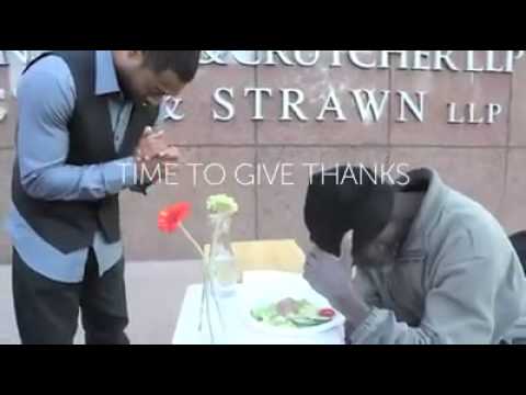 Supriza që i bëhet një lypësi në rrugë nga dy djem.