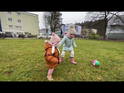 Esila und Rumejsa spielen mit dem Ball