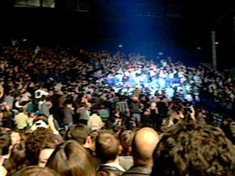 M (Mathieu Chédid) dans les gradins (part.1) @ Zenith de Nantes. 09/12/10.