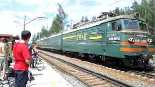 preview picture of video 'локомотив ВЛ11м  пронёсса мимо велосипедистов'