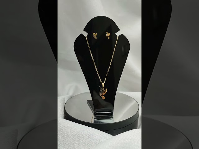 Vídeo relacionado con Mikovivi Collar de Dragón y Clip de Papel, Colgante Dragón Acero Inoxidable Dorado Joyería Moderna Regalos para Mujeres Joyería Elegante para Mujeres