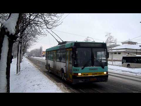 Troleibuzul Ikarus 415T #5281 pe Bd. Iuliu Maniu pe linia 62