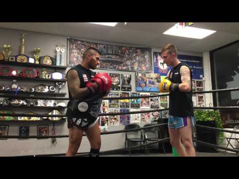 East Side Muay Thai - Kneeing an aggressiver boxer