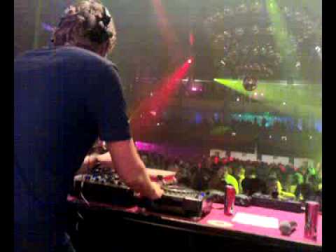 Bart B More playing Bassjackers - Sujo