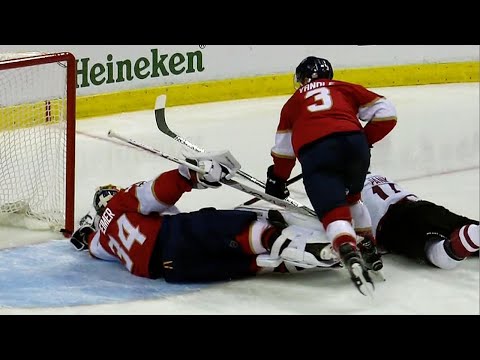 Reimer sprawls out to make tremendous glove save