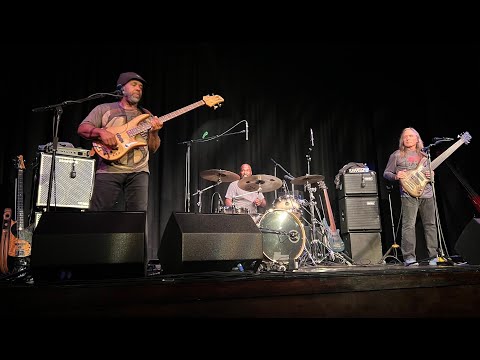 The Amazing Bass Extremes Experience - Victor Wooten, Steve Bailey, Derico Watson