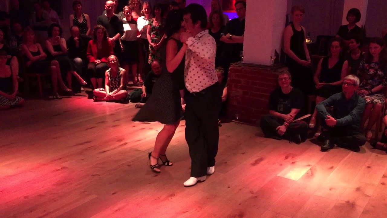 Celine Giordano y Alexis Quezada el abrazo 2015-09 3/4