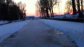 preview picture of video 'Schaatsen tijdens zonsondergang op het Damsterdiep'