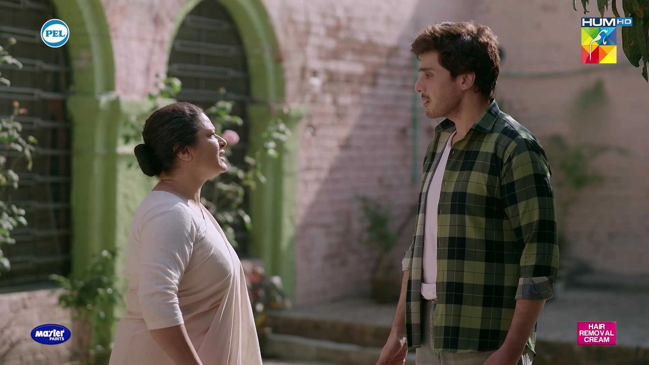 Sharam Nahi Aati Na Mehram Ko Apni Bike Pe Bithaty.?? Aap Ki Izzat #urwahocane #ahsankhan - HUM TV
