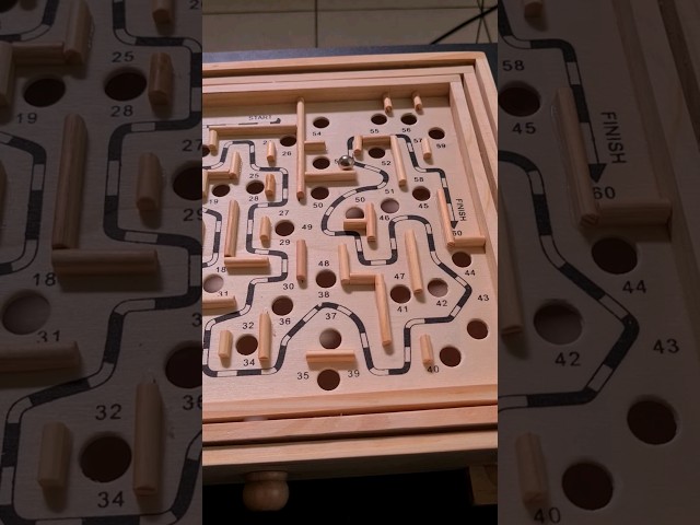 Vídeo relacionado con BRIO - Laberinto con 2 tableros de juego, Juego de Mesa de Madera con 2 Canicas, Color Rojo, Edad 6+ Años