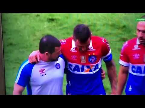 Capitão do Bahia empurra médico após ter que sair de campo por lesão