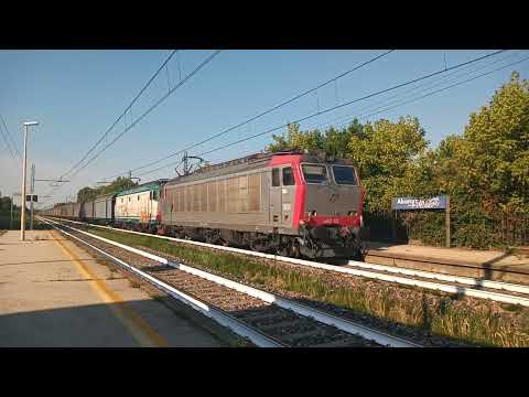 Treno merci in transito con doppia di E 652 nella stazione di ABANO