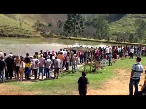 Guaraná Quente - disputa pelo capacete  a nado