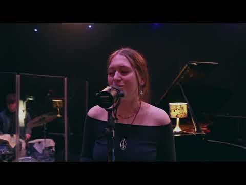 Hetta Falzon - Freckles (Live from Studio 8)