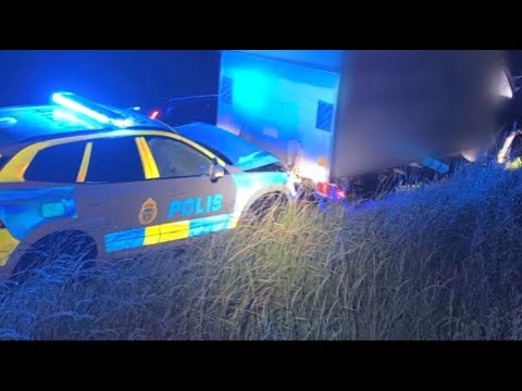 Svenska polisjakter - lastbil backar på polisen | Swedish police dashcams 👮‍♀️