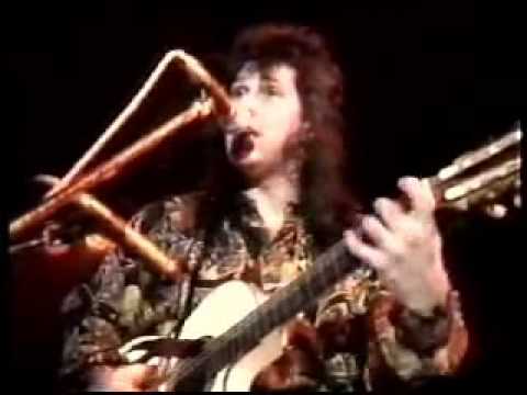 Pepeu Gomes e Moraes Moreira '' Lá vem o Brasil descendo a ladeira '' ( Tokyo , Japão 1990 )